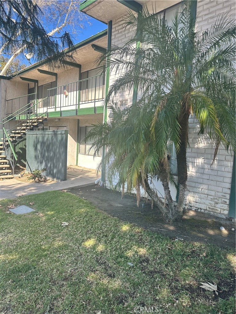 1735 E Washington G11