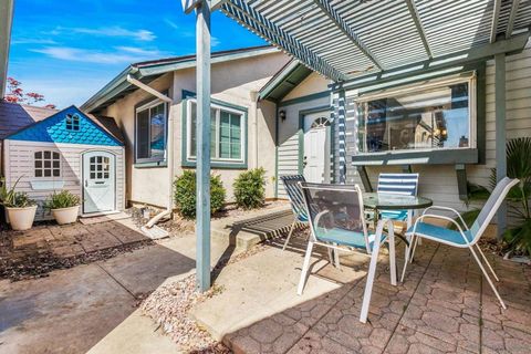 Photo of 2427 Turnbridge Gln Gln, Escondido, CA 92027 (MLS # 260007119SD)