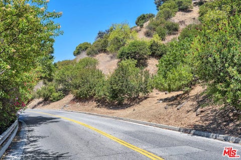 Photo of 2813 Benedict Canyon Dr DR, Beverly Hills, CA 90210 (MLS # 26994285)