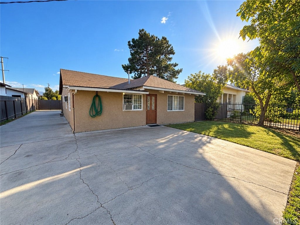 1083 E Benedict