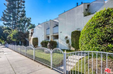 Photo of 18411 Hatteras Street #114, Tarzana, CA 91356 (MLS # 26676857)