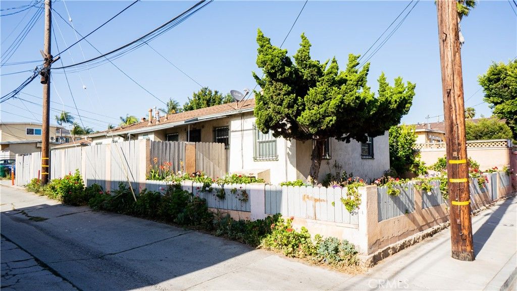Photo of 3321 E 17th Street, Long Beach, CA 90804 (MLS # SR26092682)