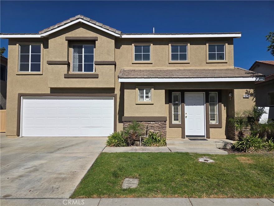GREAT LOCATION, GOOD SCHOOLS, VERY CLEAN HOME, 4 BEDROOMS AND 2.5 BATHS, CATHEDRAL CEILING AND WOOD FLOORING IN LIVING ROOM, PLANTATION SHUTTERS, KITCHEN ISLAND, FIREPLACE IN FAMILY ROOM. CLOSE TO PARK, SHOPPING, AND EASY FREEWAY ACCESS. COME TO SEE !!