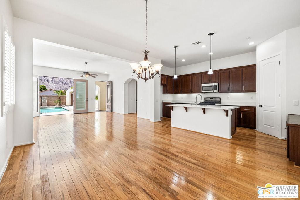 52070 Avenida Mendoza