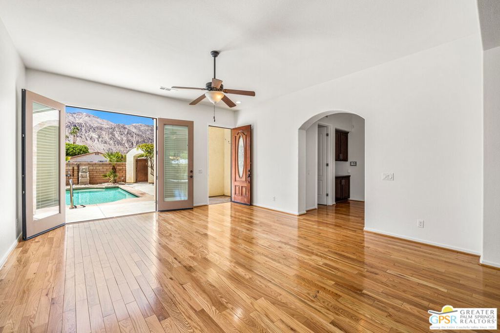 52070 Avenida Mendoza