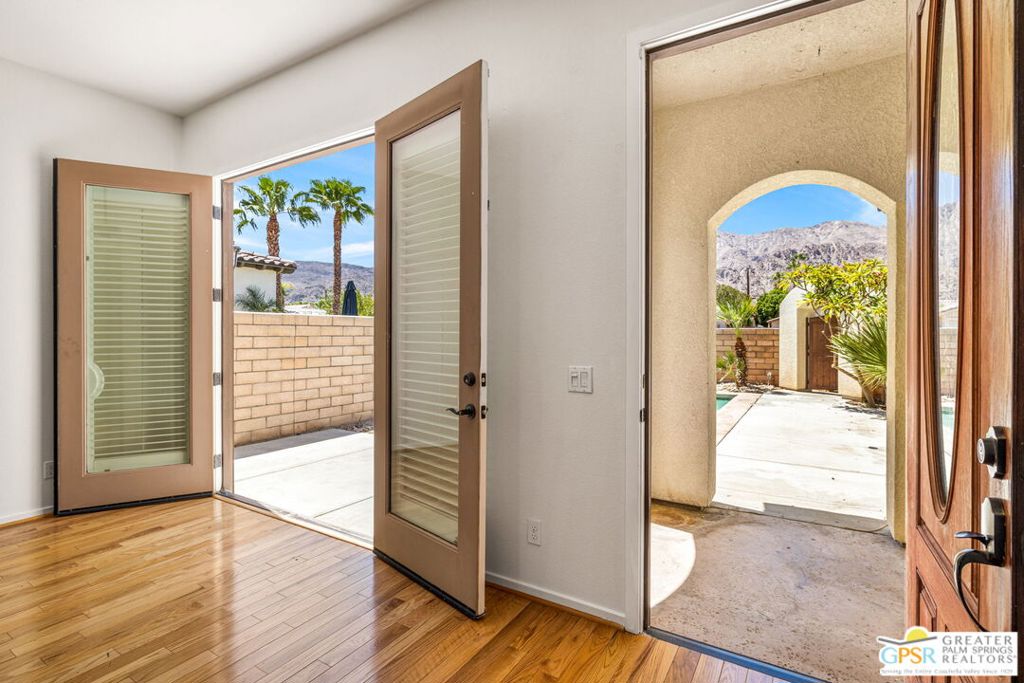 52070 Avenida Mendoza