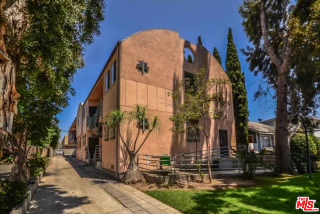Spacious upper-level 1 bed + 1 bath unit, ideally located near Venice Blvd and just west of Overland. Freshly painted and move-in ready, the unit features laminate and tile flooring throughout, central A/C and heating, and a well-equipped kitchen with a stove, over-the-range microwave, and refrigerator. One assigned parking space is included. Minutes away to Ralphs, Best Buy, and a variety of restaurants and shops, with convenient proximity to Culver City, Century City, Beverly Hills, and the 405 and 10 freeways. A well-trained small dog is welcome with a $50 monthly pet rent and a pet deposit. (Updated pictures will be uploaded soon.)