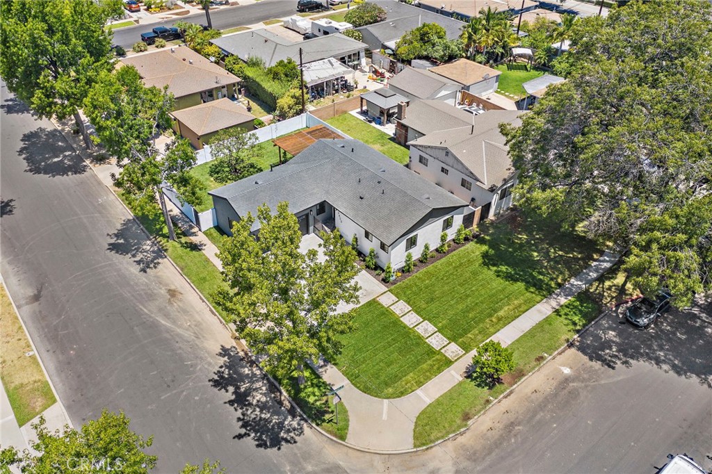 2405 Larchmont Avenue