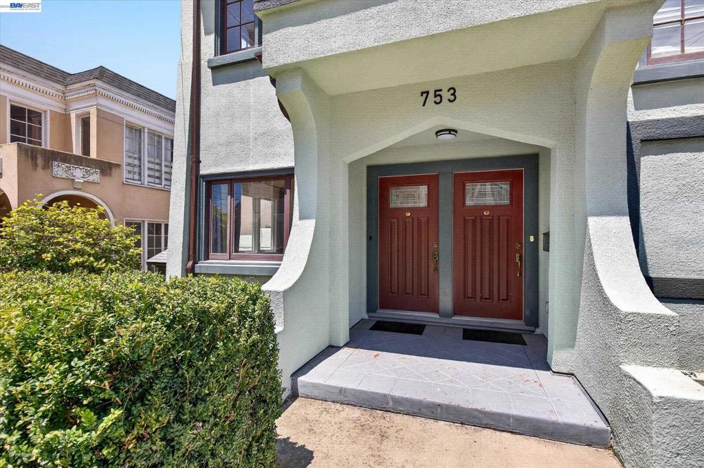 753 Warfield Ave