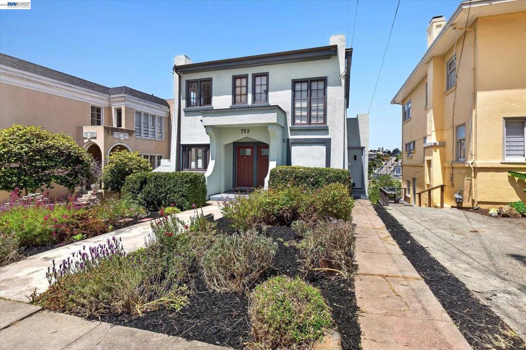 753 Warfield Ave