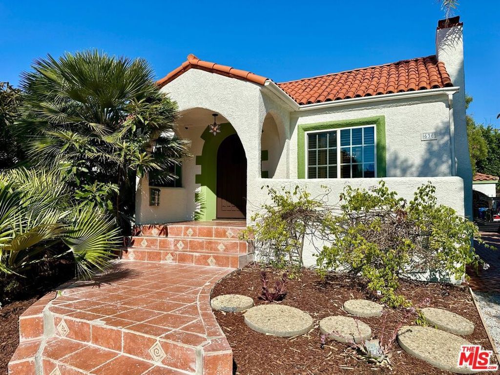 Photo of 636 N Curson Avenue, Los Angeles, CA 90036 (MLS # 25584085)