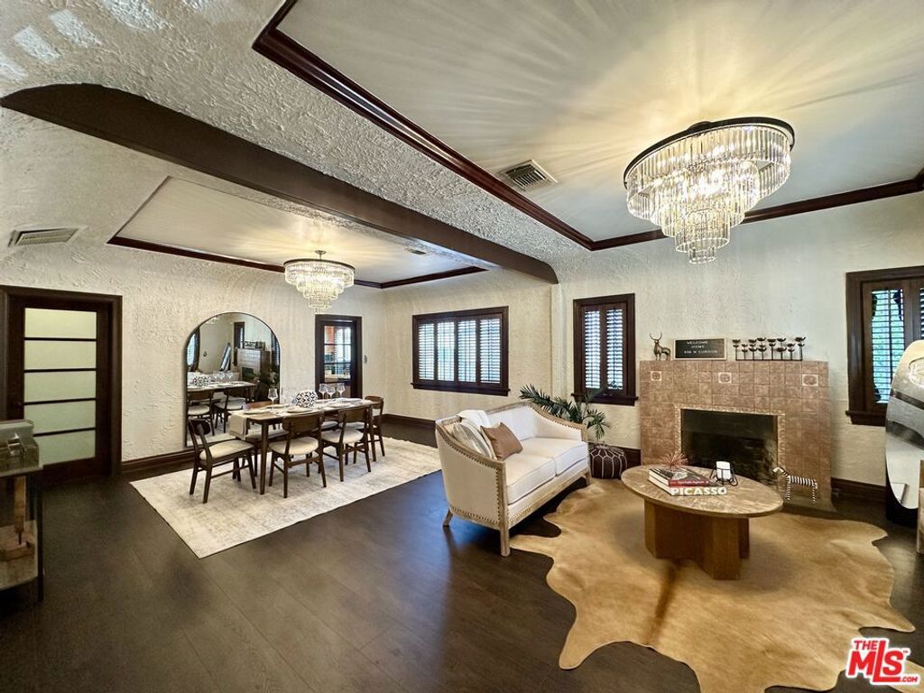 Photo of 636 N Curson Avenue, Los Angeles, CA 90036 (MLS # 25584085)