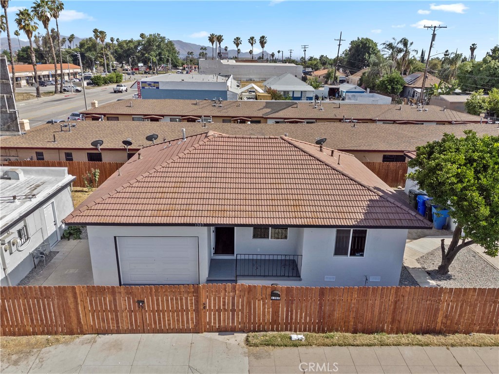 GREAT OPPORTUNITY 2 UNITS
(1) SINGLE FAMILY RESIDENCE 2 BEDROOMS 1 BATHROOM, NEWLY PAINTED INTERIOR/EXTERIOR, NEW APPLIANCES STOVE, REFRIGERATOR, DISHWASHER, NEW AC UNIT.
(2)OFFICE PERFECT LOCATION ON BUSY STREET, NEWLY PAINTED INTERIOR/EXTERIOR. BRING YOUR BUSINESS OWNER CLIENTS AND LETS OPEN ESCROW. !!!!!
