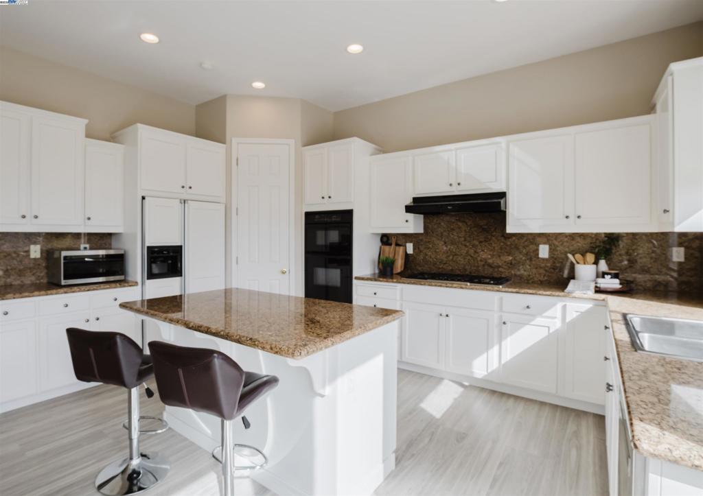 WHISPERING OAKS - Residential