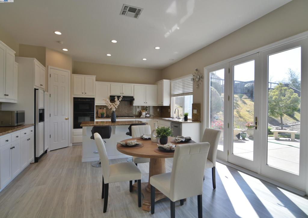 WHISPERING OAKS - Residential