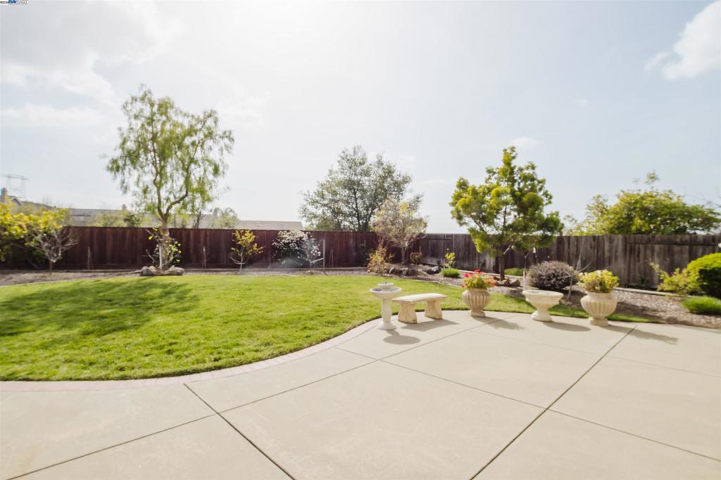 WHISPERING OAKS - Residential