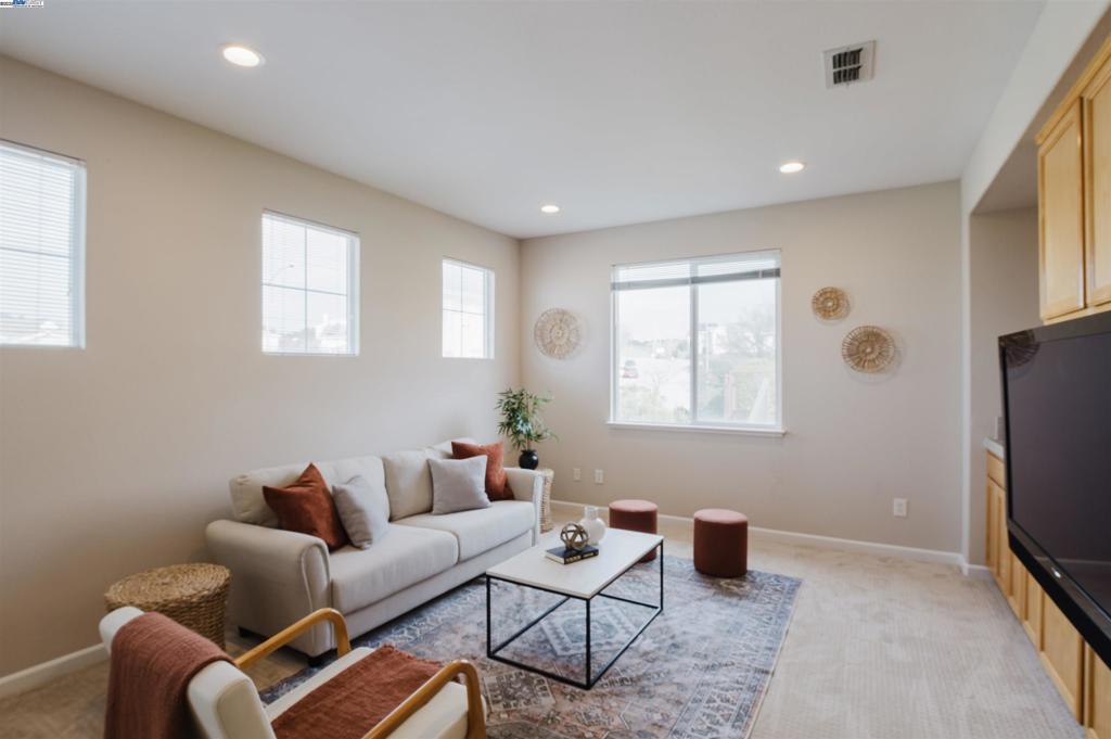 WHISPERING OAKS - Residential