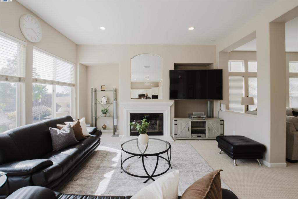 WHISPERING OAKS - Residential