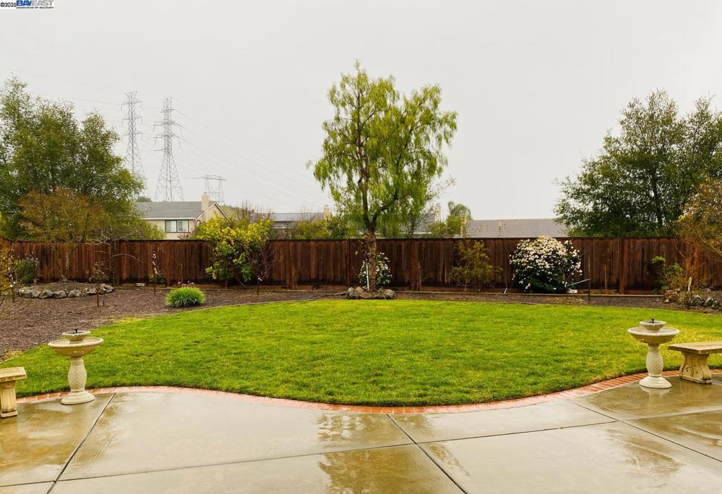 WHISPERING OAKS - Residential