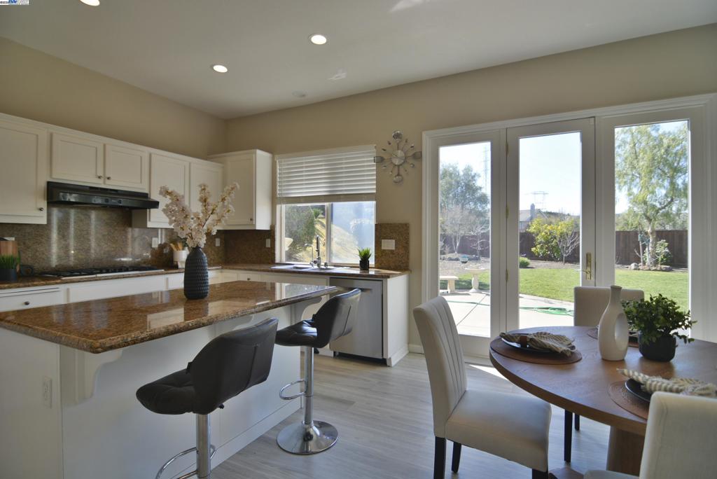 WHISPERING OAKS - Residential