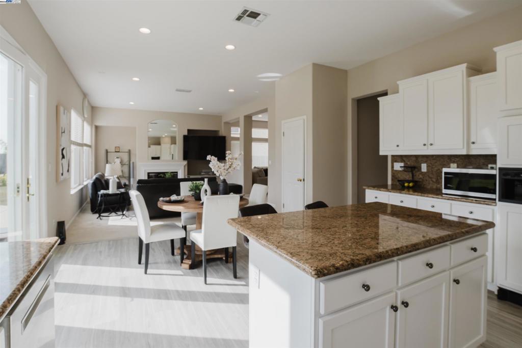 WHISPERING OAKS - Residential