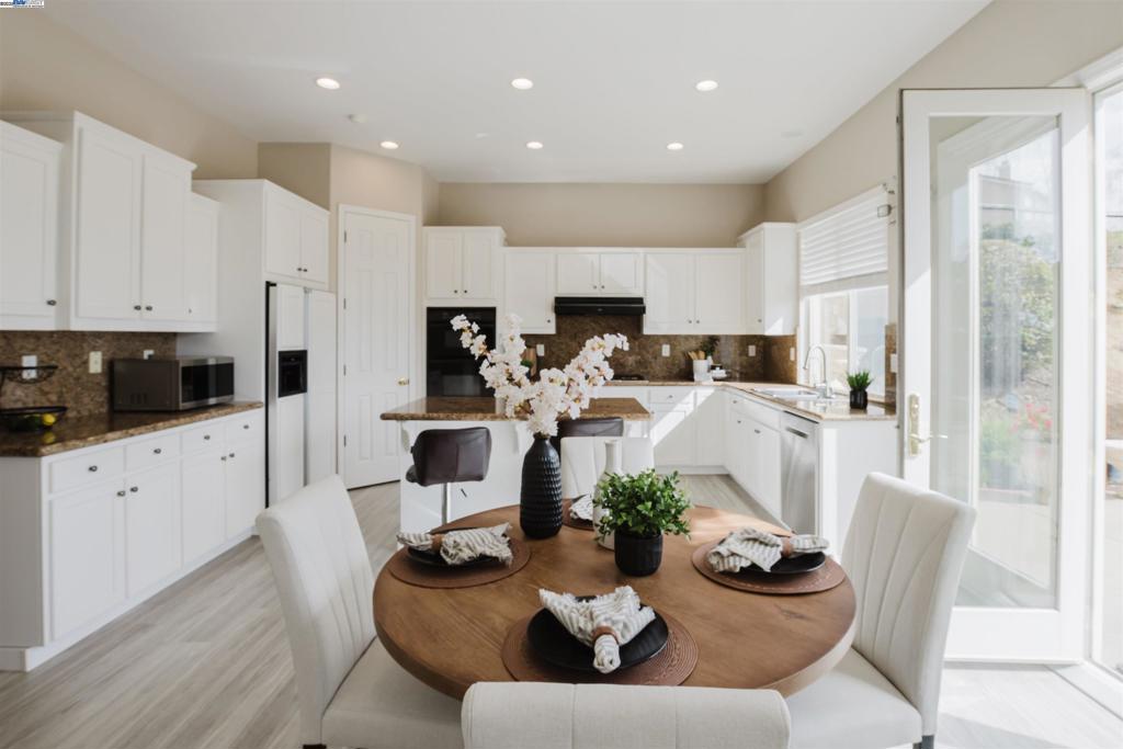 WHISPERING OAKS - Residential