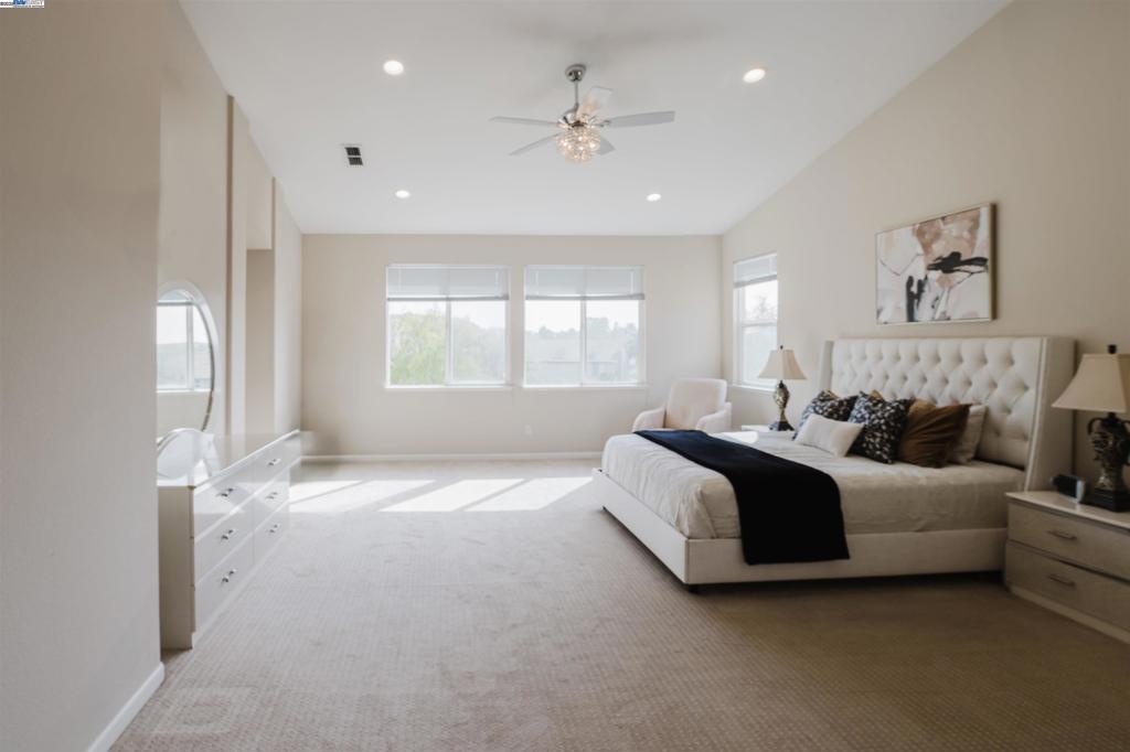 WHISPERING OAKS - Residential