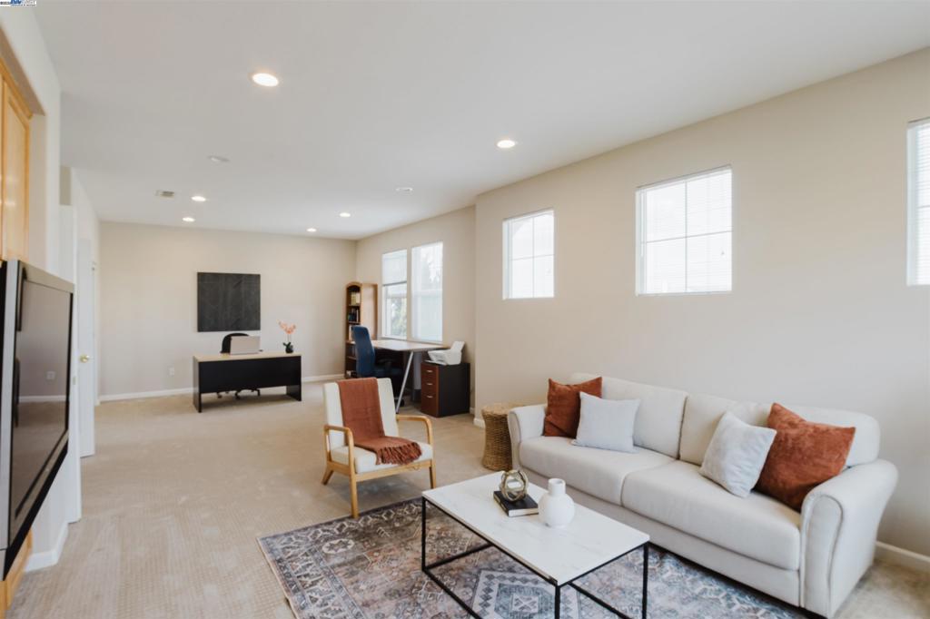 WHISPERING OAKS - Residential