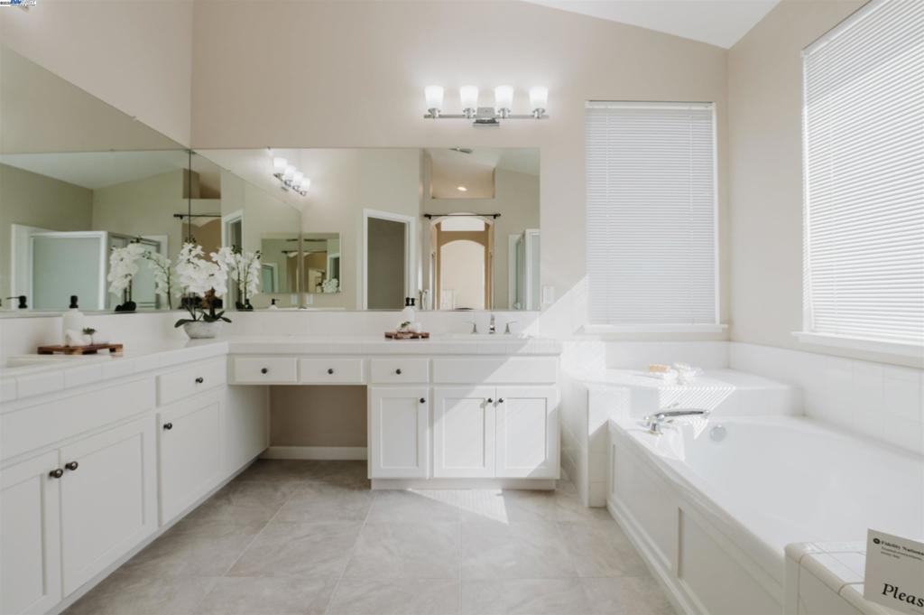 WHISPERING OAKS - Residential