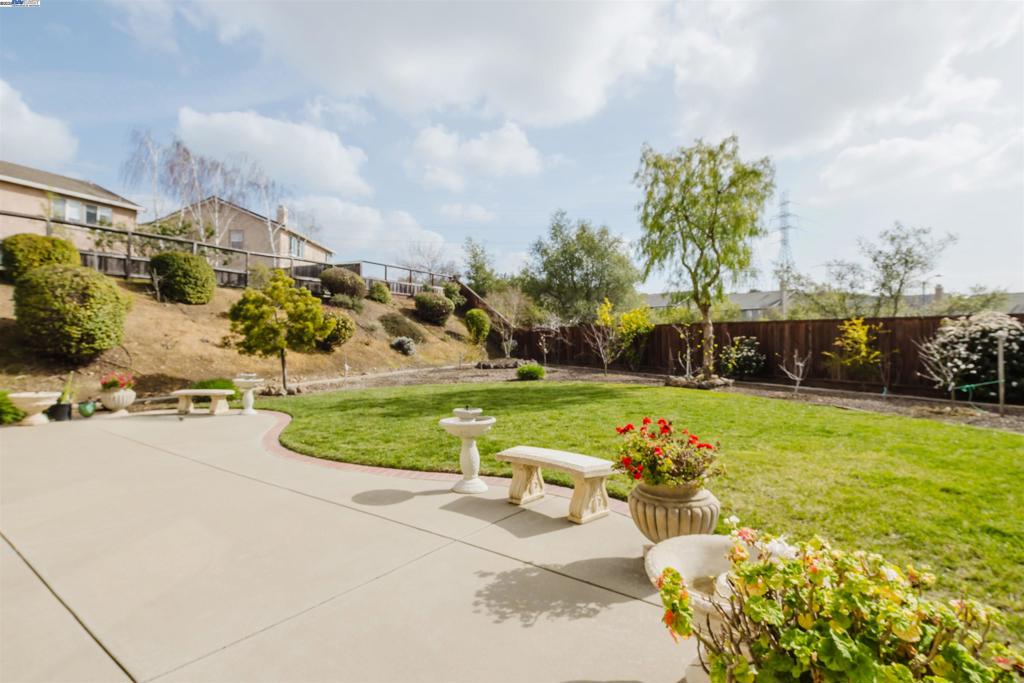 WHISPERING OAKS - Residential