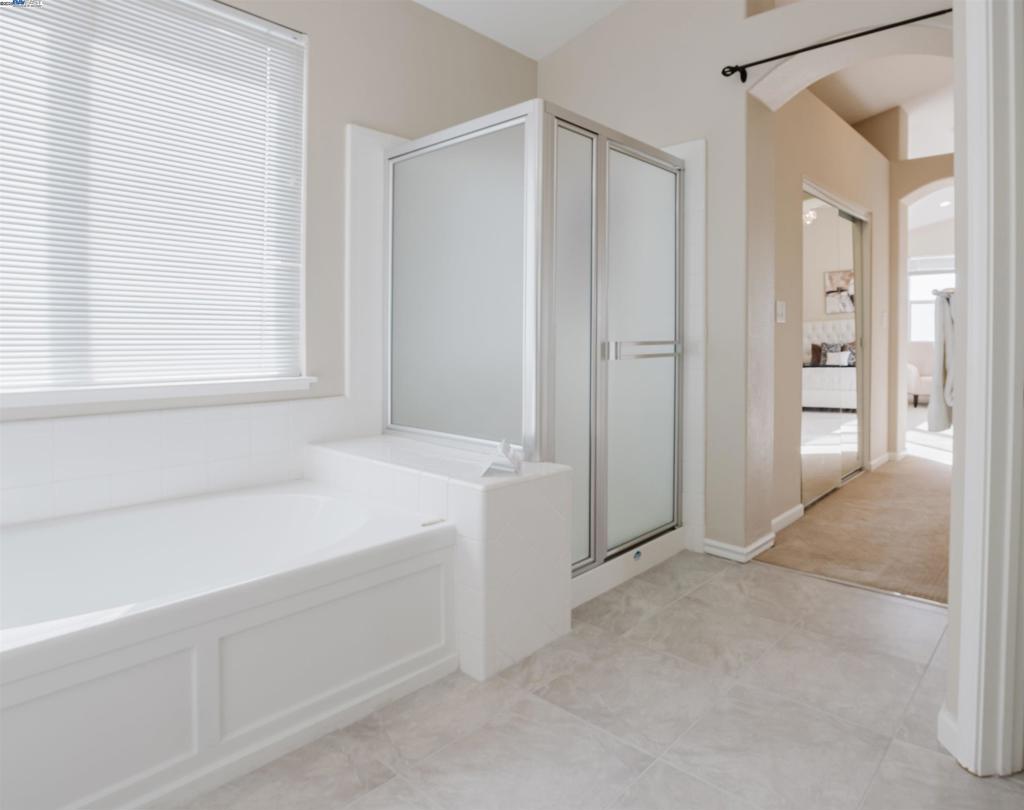 WHISPERING OAKS - Residential