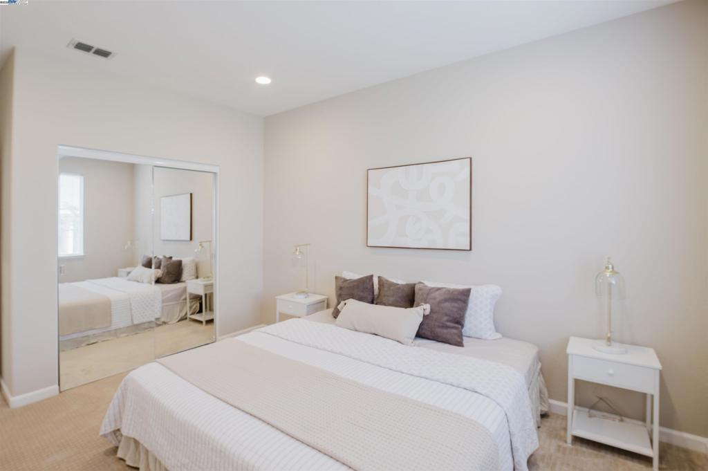 WHISPERING OAKS - Residential