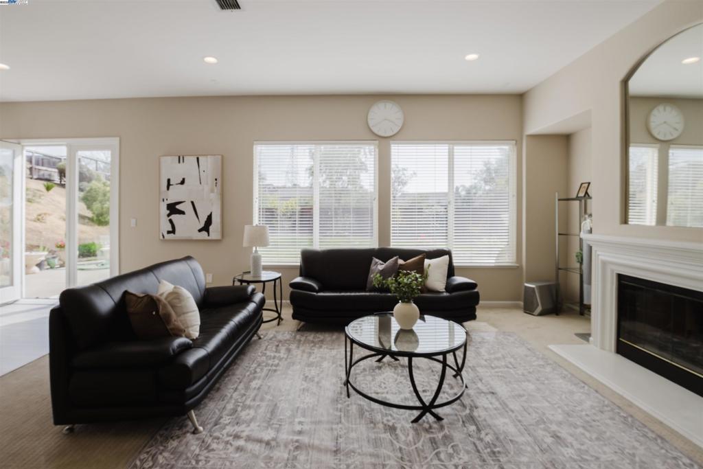 WHISPERING OAKS - Residential