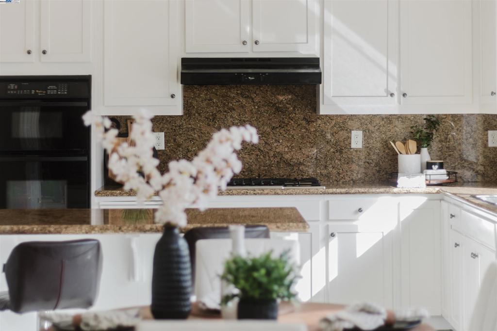 WHISPERING OAKS - Residential