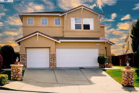 Photo of 25657 Crestfield Dr, Castro Valley, CA 94552 (MLS # 41119160)