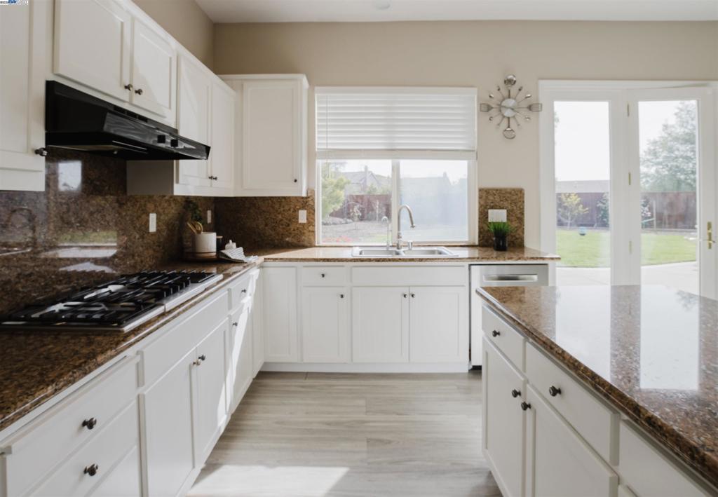 WHISPERING OAKS - Residential