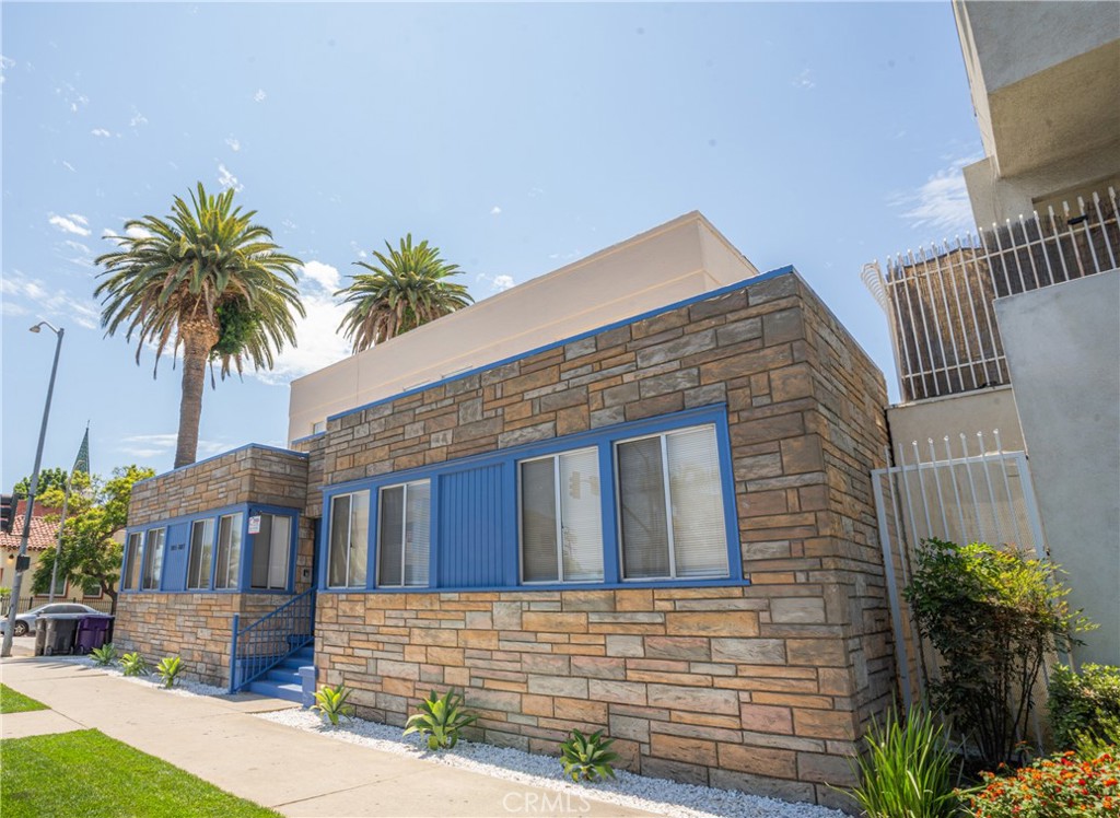 4 renovated units located in downtown Long Beach, with gross scheduled rents over $110,000 per year! Attractively priced at 12.47 GRM and a 5.3% cap rate with upside to 10.15 GRM and 7.0% pro forma cap rate!! The current owners have invested over $150,000 into property improvements, making it perfect for a turnkey investor. The property has an attractive unit mix of (2) 3-bedroom 1-bath units and (2) 2-bedroom 1-bath units. All 4 units have been meticulously renovated in 2023 including new flooring, cabinetry, Quartz countertops, light fixtures, wall heaters, water heater, sinks, appliances, blinds, and fresh paint. The property boasts a completely upgraded electrical system in 2023, including a full re-wire, new main service panel, and sub panels, as well as a 2024 Silicone white roof! The property is individually metered for gas and electricity. Reach out today!