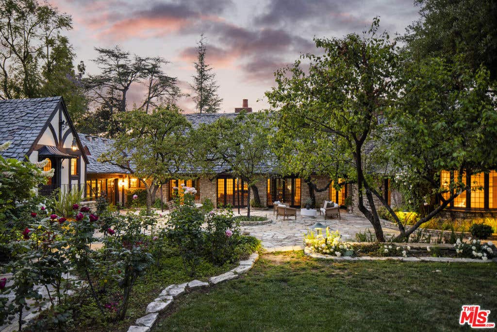 Photo of 4934 Queen Florence Lane, Woodland Hills, CA 91364 (MLS # 26848719)
