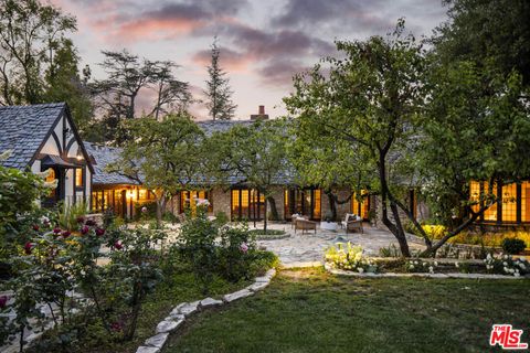 Photo of 4934 Queen Florence Lane, Woodland Hills, CA 91364 (MLS # 26848719)