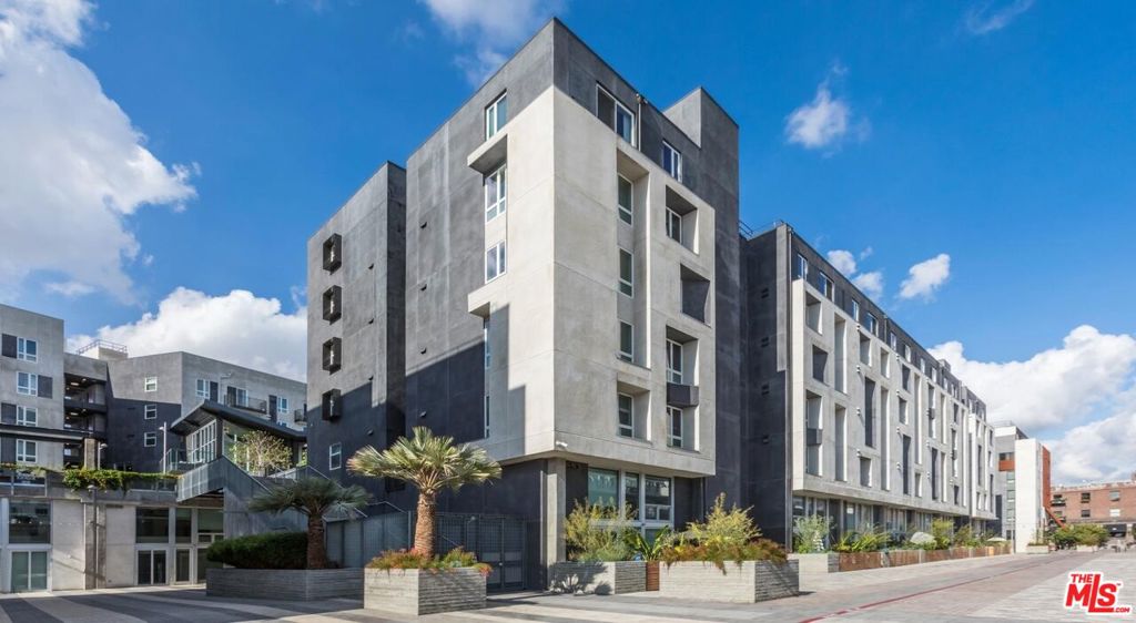 This beautiful 1BD/1BA apartment home is available 9.28.25 but may be pre-leased immediately. Discover an urban escape in the heart of the Arts District. The best of the Arts District is easy to embrace from Aliso. The home features a modern glass-top electric range, in-unit laundry, elegantly framed vanity mirrors, keyless home entry, indulgent deep-soak bathtub, elegant wood-style window treatments, and optimal climate control. Retreat into stylish cabanas, dip into a heated pool, relax with rooftop panoramas, and much more. Photos may consist of similar model units and virtually staged renderings.