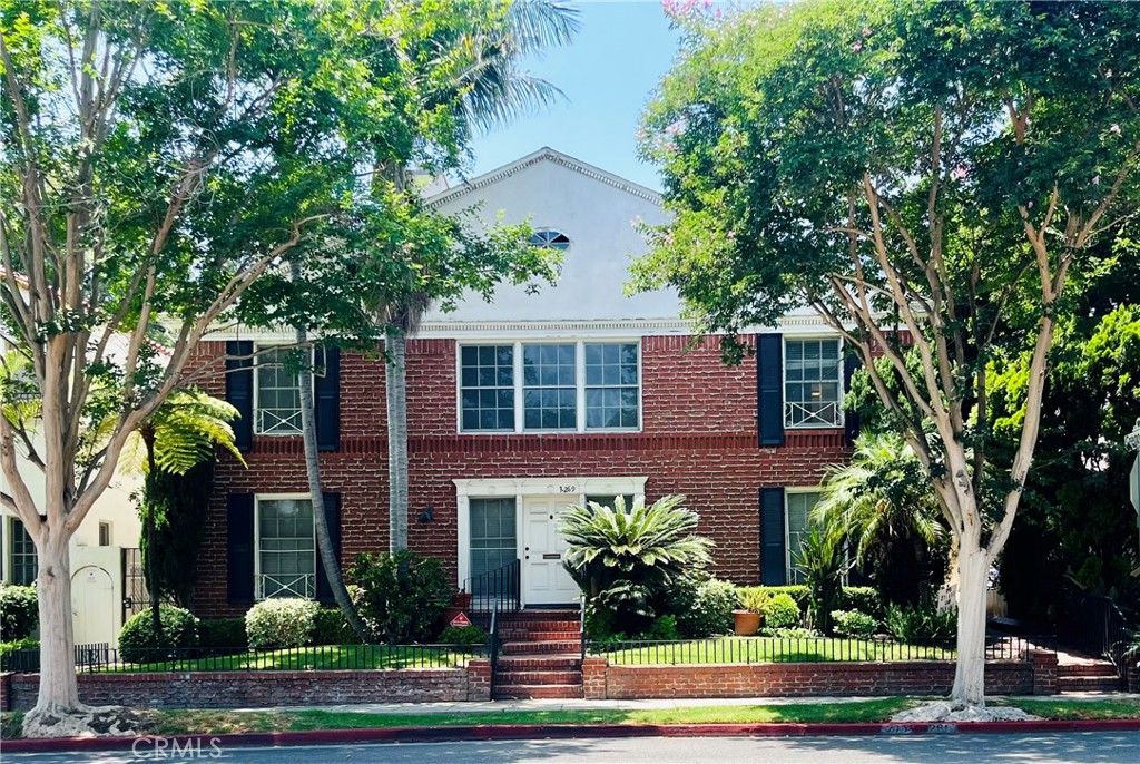 Beautiful and very spacious 1 bed/ 1 bath right in the heart of Beverly Hills. This unit has been recently remodeled with hardwood floors throughout, beautiful lighting fixtures, and stainless steel appliances. As you walk in you'll notice plenty of natural light through the wonderful sash window. The unit is tucked away from the street. Just minutes away from the best shops and restaurants in Beverly Hills. The unit comes with 1 covered parking spot that also comes with storage. It is conveniently located right near the onsite laundry. Please call with any questions.