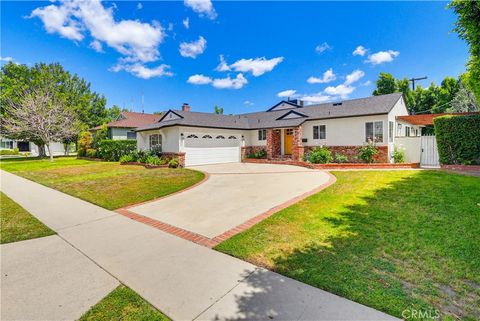 Photo of 5440 Alcove AVE, Valley Village, CA 91607 (MLS # SR26102487)