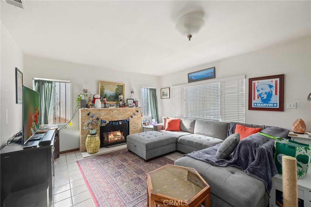 816 N Kenmore Avenue