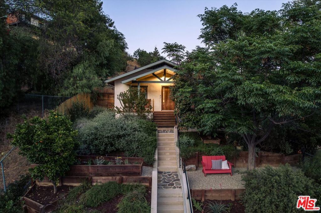 Photo of 319 W Avenue 45 Ave, Los Angeles, CA 90065 (MLS # 26737625)