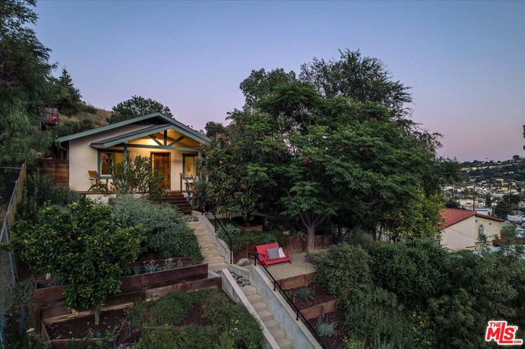 Photo of 319 W Avenue 45 Ave, Los Angeles, CA 90065 (MLS # 26737625)