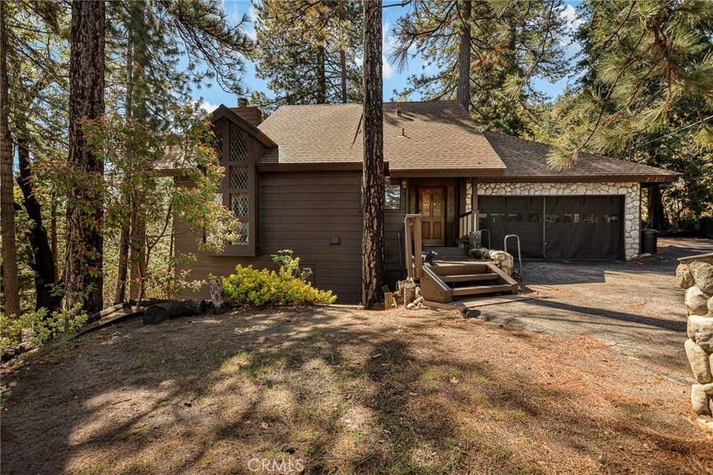 Photo of 26211 Spyglass Dr, Lake Arrowhead, CA 92352 (MLS # SW26078665)