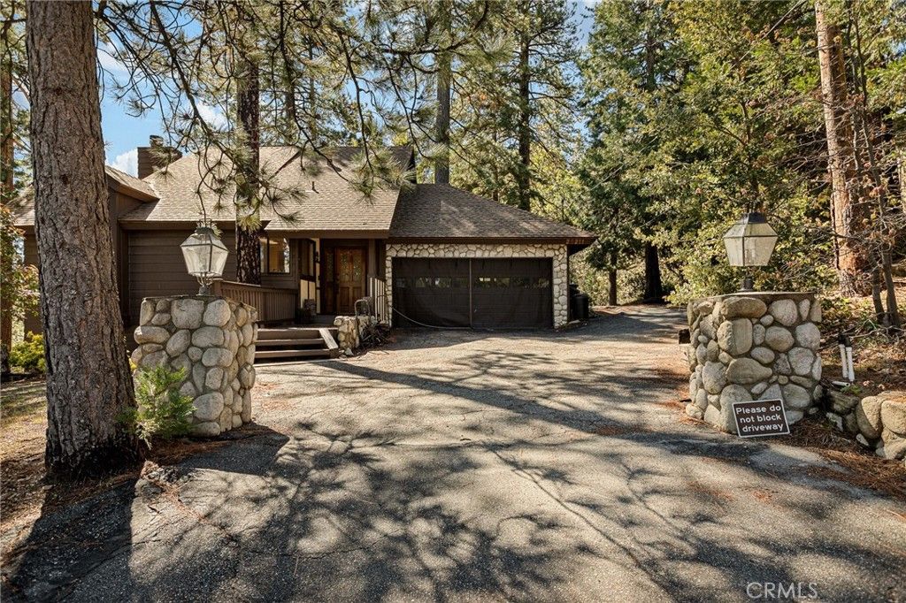 Photo of 26211 Spyglass Dr, Lake Arrowhead, CA 92352 (MLS # SW26078665)