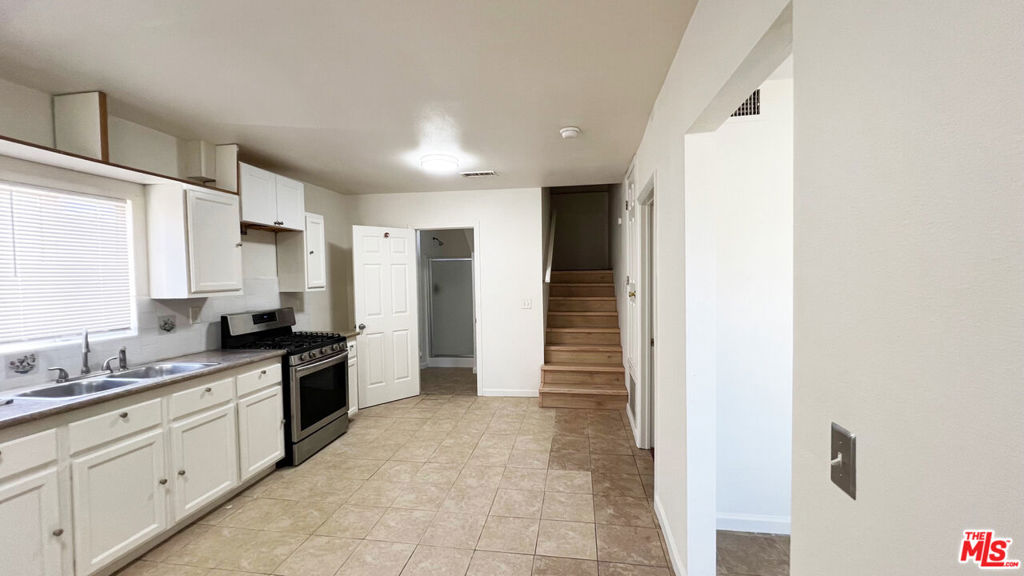 This ADU ( unit is in the back of the main house) is available for lease, great location and in a quiet Reseda neighborhood, offering 2 spacious bedrooms, 1 small office or small Den, and 2 bathrooms. Open kitchen. Parking available in the driveway, No Garage. No laundry. Hablamos Espanol.