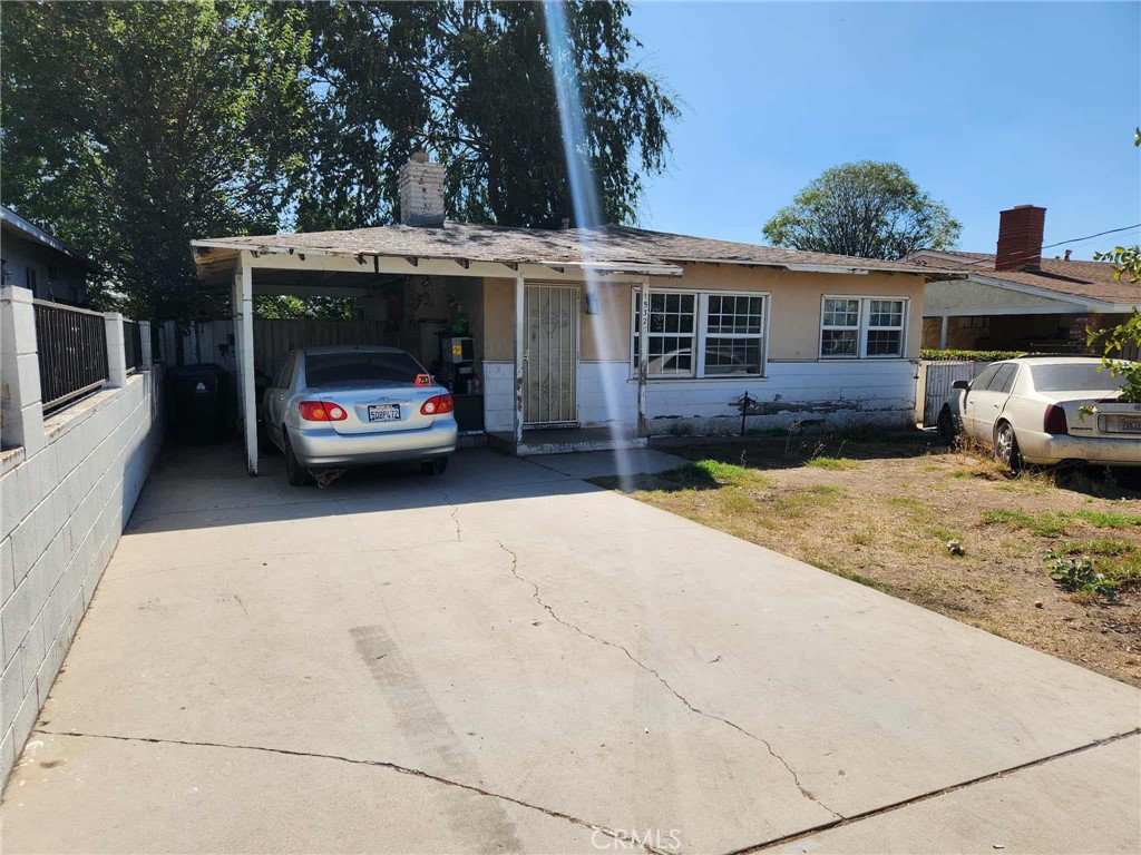 Main image without alt text