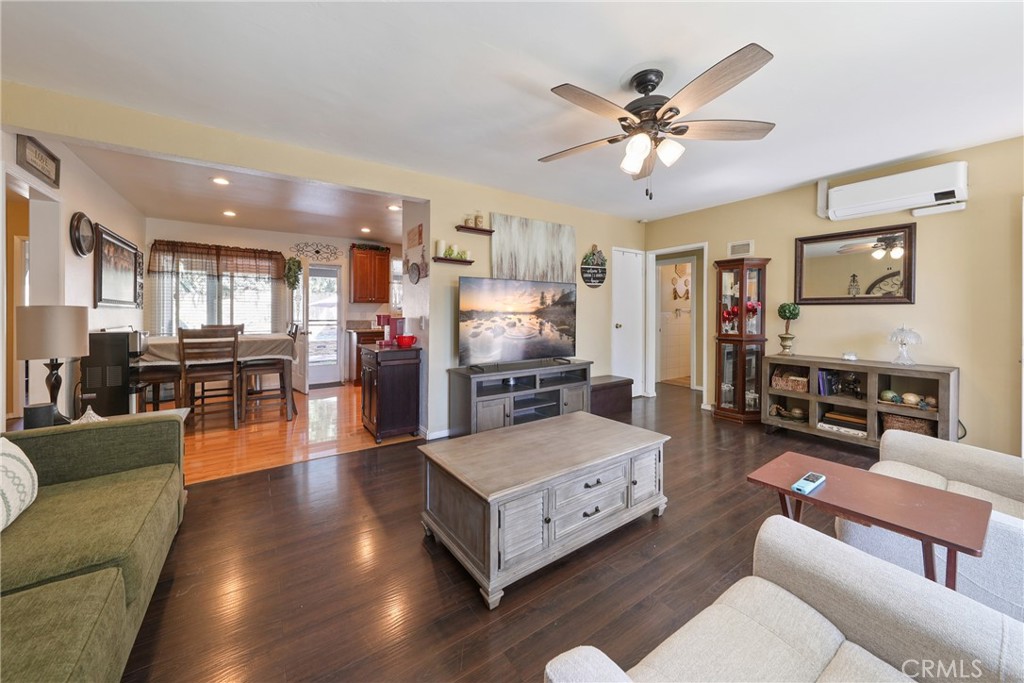 1305 1/2 Santo Domingo